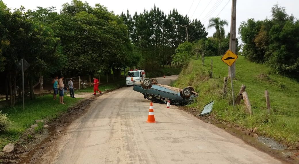 Capotamento na divisa de Nova Hartz e Parobé deixa mulher ferida