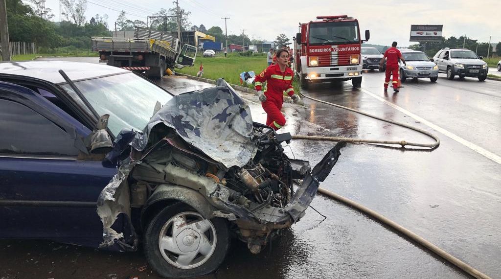 Acidente grave entre caminhão e carro deixa feridos na RS-239, em Araricá
