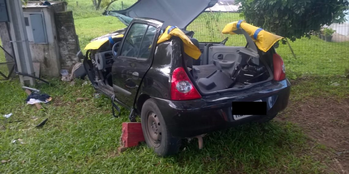 Colisão de veículo em árvore deixa jovens presos às ferragens na RS-464 em Nova Hartz