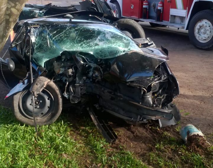 Colisão de veículo em árvore deixa jovens presos às ferragens na RS-464 em Nova Hartz