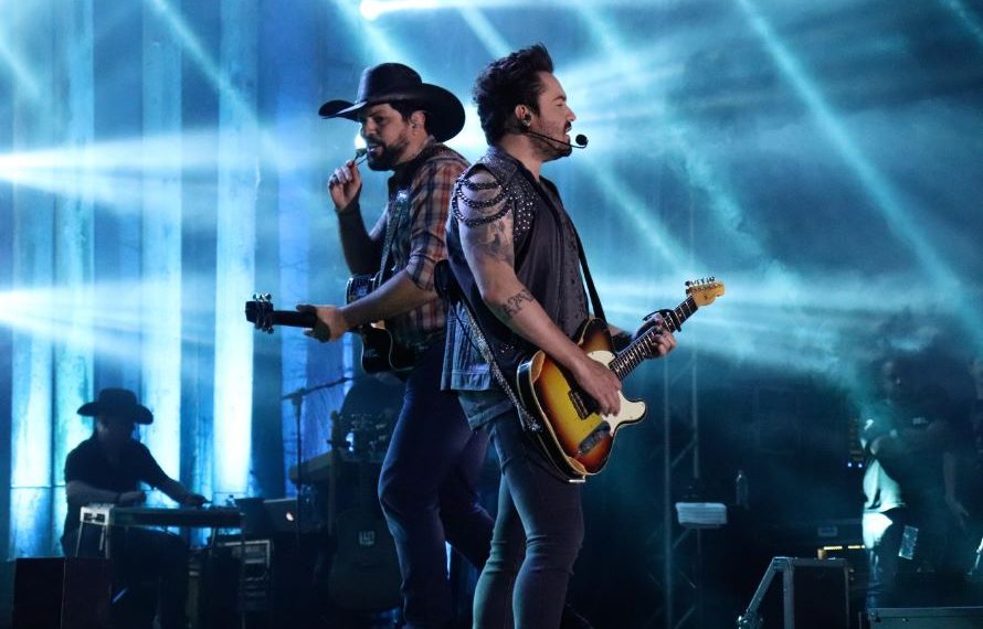 Fernando e Sorocaba agitam a noite de sábado da Festa das Rosas, confira as fotos: