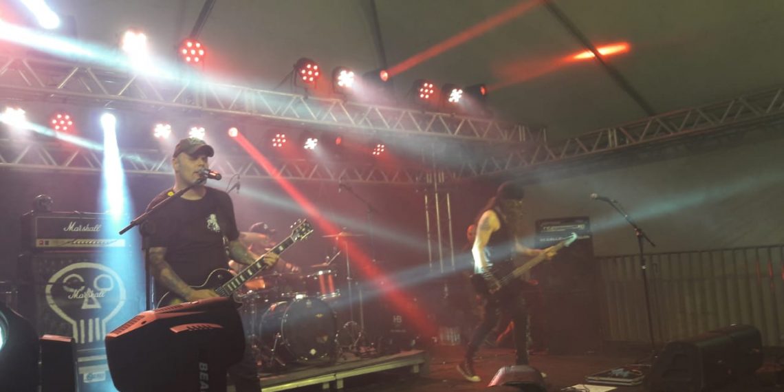 Rosa Tattooada agitou a noite de rock n’ roll na Festa das Rosas em Sapiranga