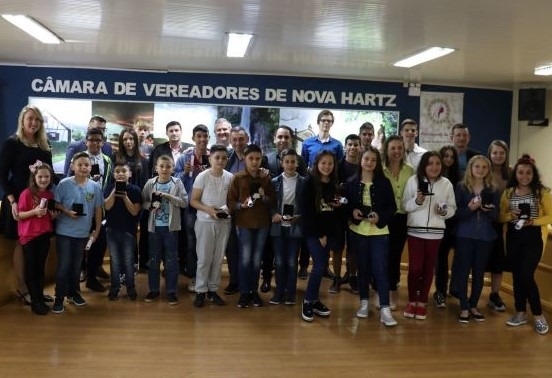 Estudantes de Nova Hartz que foram destaque ganham medalha Aluno Nota 10