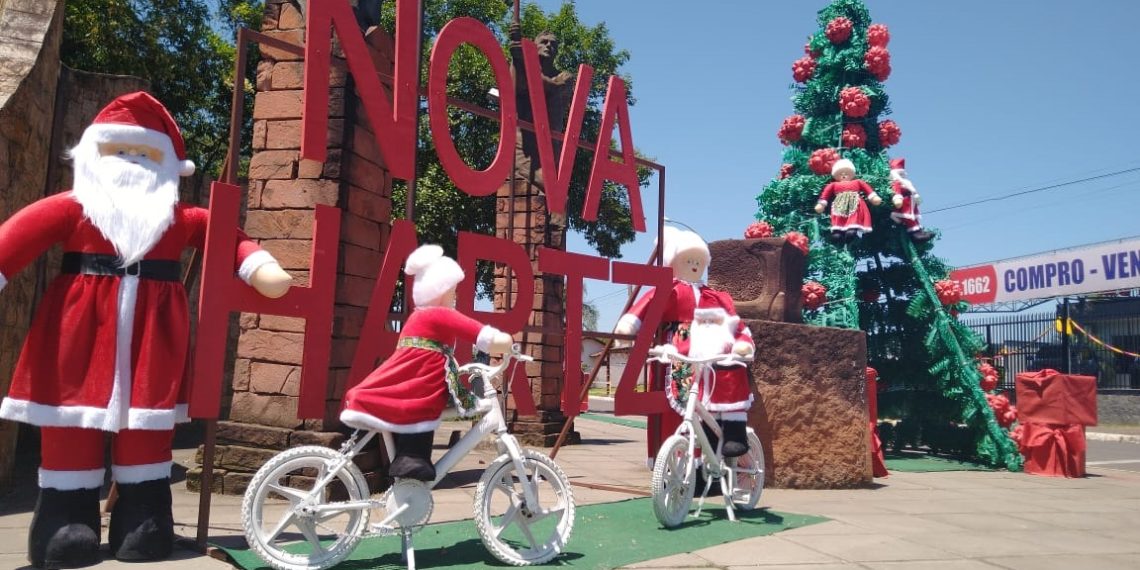 Prefeitura promove decoração de Natal com voluntários em praças de Nova Hartz