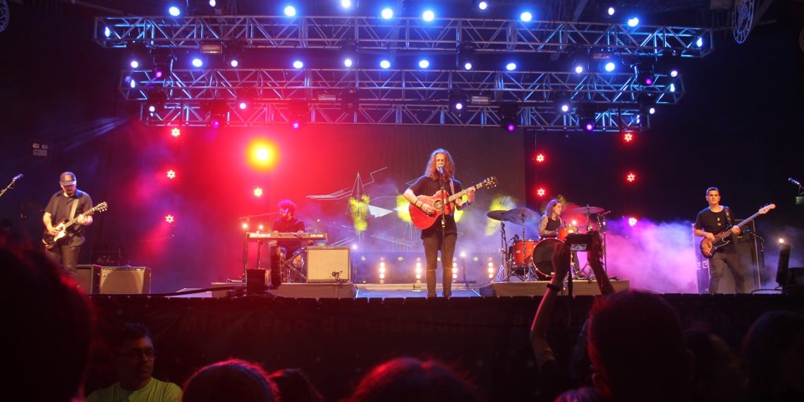 Vitor Kley anima e emociona público no Natal da Integração