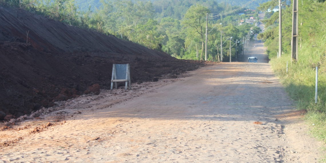 Em Nova Hartz, Rua 2 de Dezembro recebe trabalhos para posteriormente ter o tão aguardado asfalto