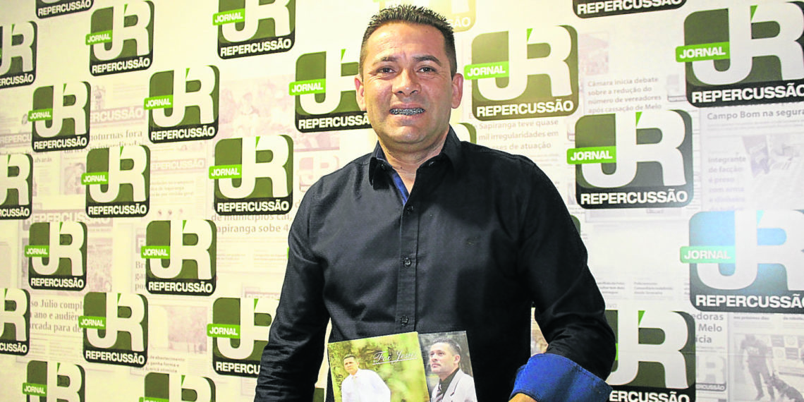 Cantor evangélico supera adversidades da vida e agradece a Deus