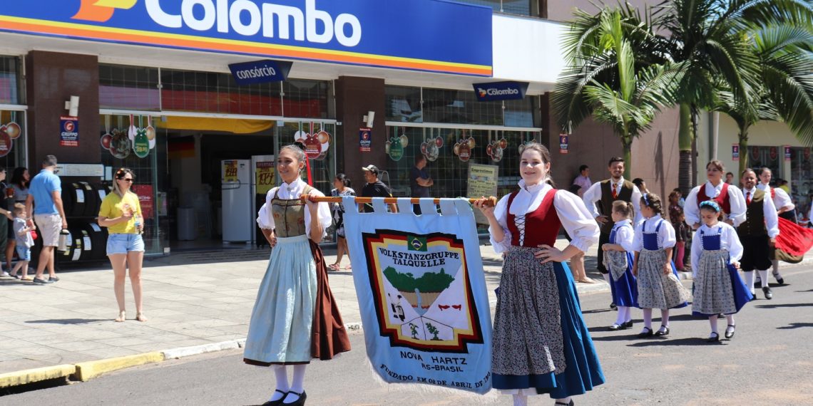 Desfile Temático movimenta Nova Hartz no início da 3ª Dezemberfest