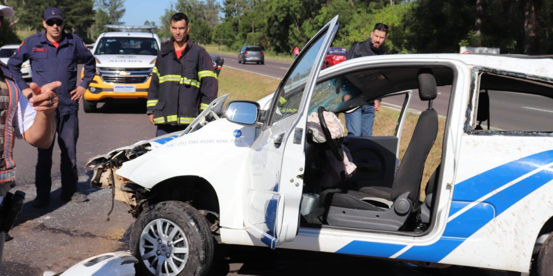Capotamento de automóvel deixa condutor levemente ferido em Araricá. Confira fotos