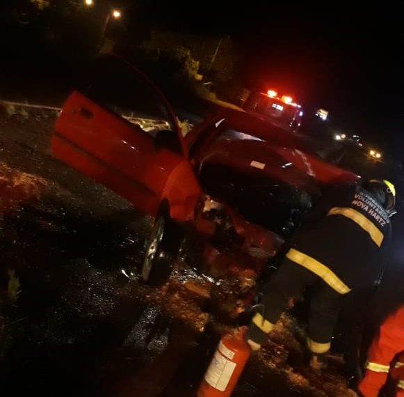 Veículo capota no canteiro central da RS-239, nesta madrugada em Araricá