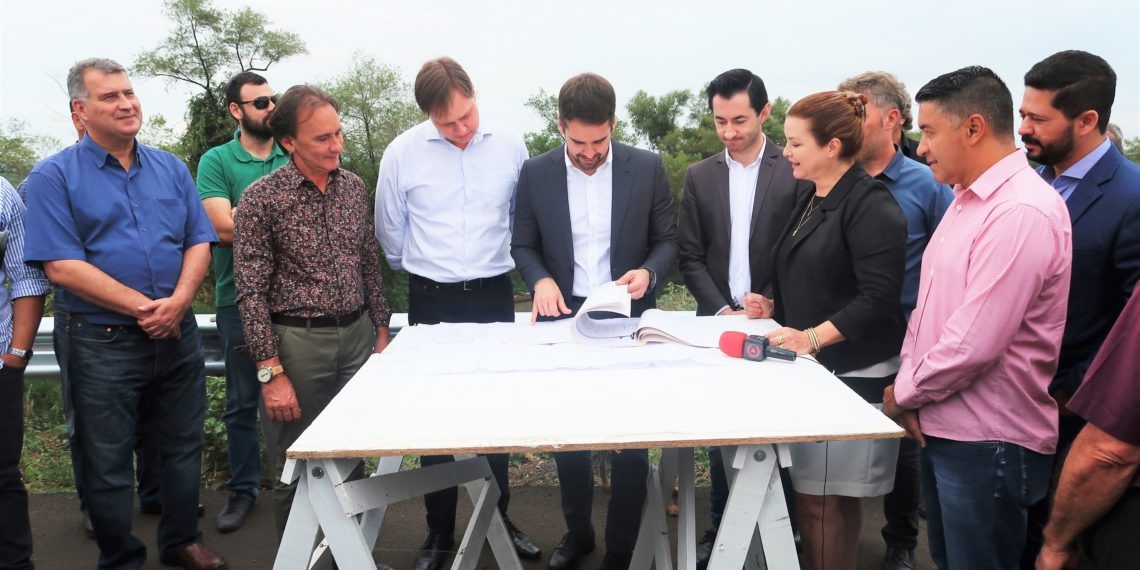 Ponte da Avenida dos Municípios é inaugurada com vistoria de Eduardo Leite no local