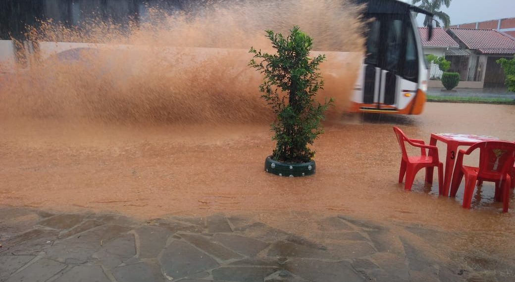 Chuvarada gerou pontos de alagamentos em Sapiranga. Confira fotos e vídeo