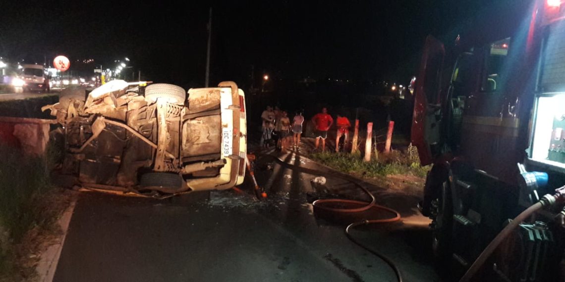 Motorista fica ferido em tombamento de veículo na RS-239 em Sapiranga. Confira vídeo