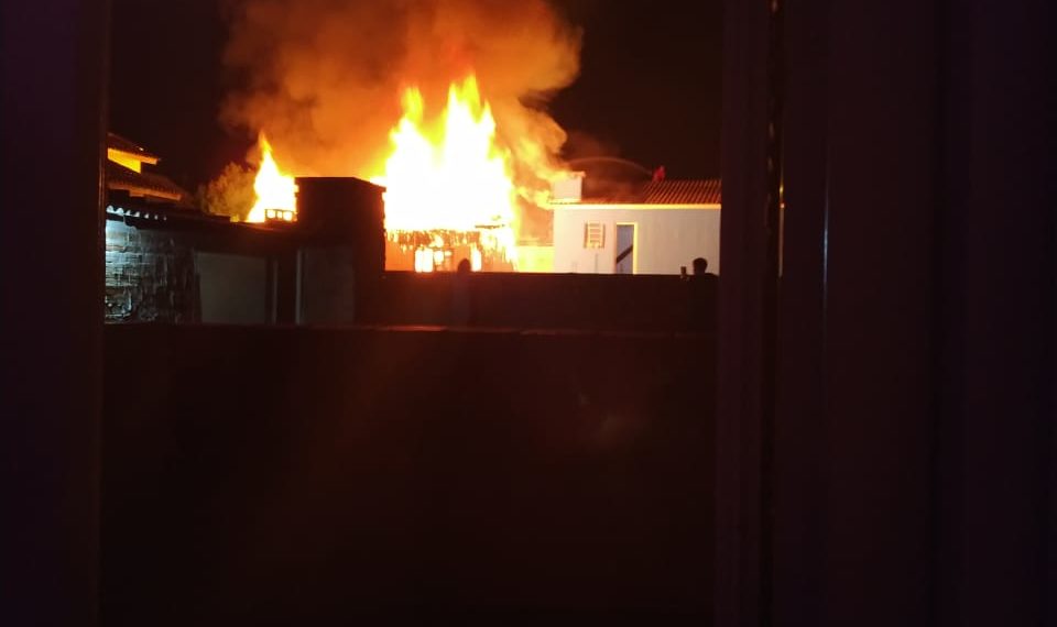 Incêndio destrói residência no bairro Oeste em Sapiranga. Confira vídeo