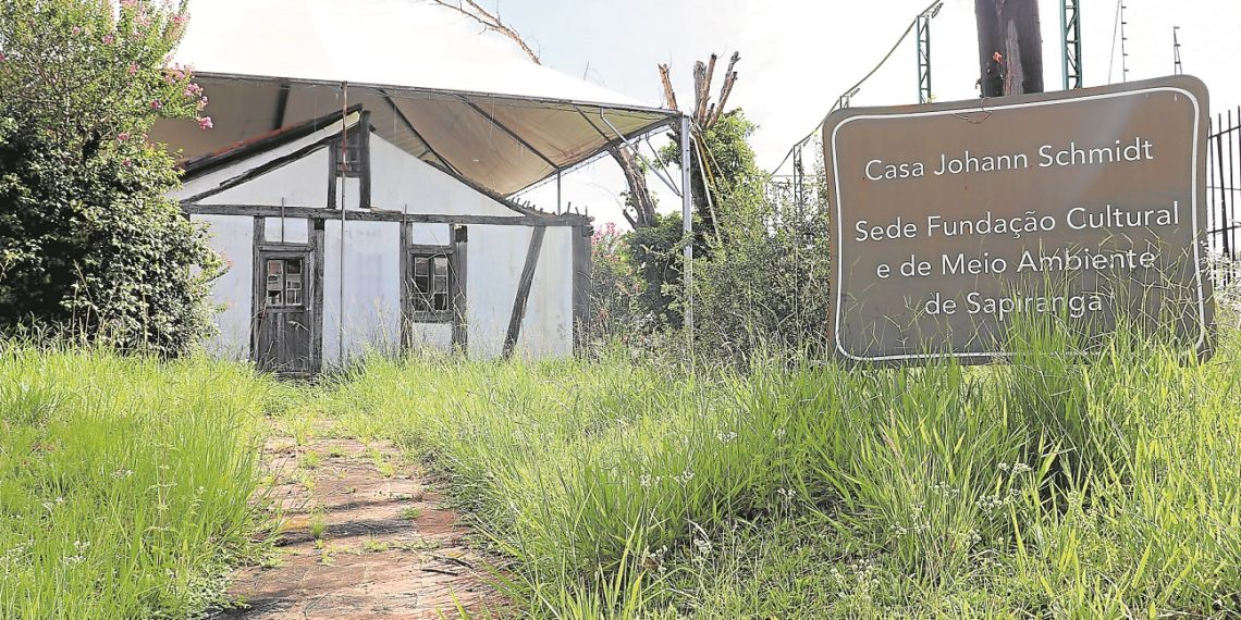 Casa Johann Schmidt segue esquecida, com futuro incerto e em processo de desabamento