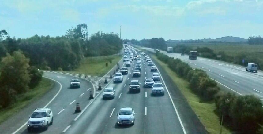 Deslocamento para o Litoral Norte exige paciência nesta véspera de Carnaval
