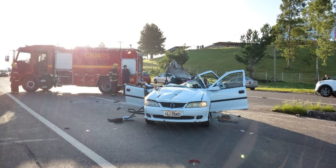 Uma pessoa morre e duas ficam feridas em acidente envolvendo carro e caminhão na RS-239