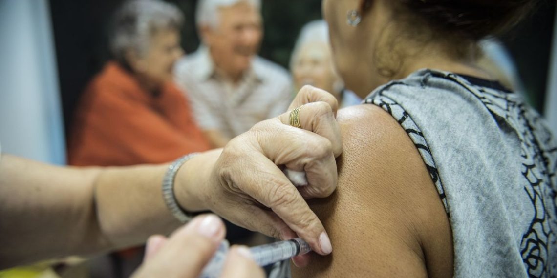 Vacinação contra influenza começa na próxima segunda-feira, 23, e prioriza idosos