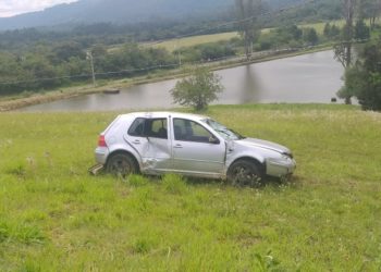 Motorista perde o controle de automóvel e capota na Av. Travessão Ferrabraz, em Sapiranga