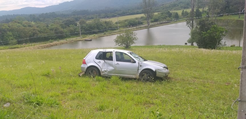Motorista perde o controle de automóvel e capota na Av. Travessão Ferrabraz, em Sapiranga