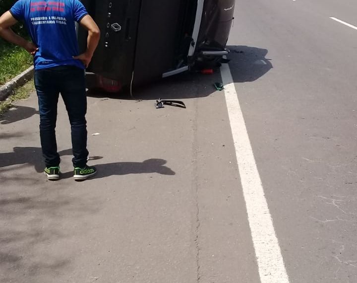 Condutor perde controle após ter a frente cortada por motociclista, em Sapiranga