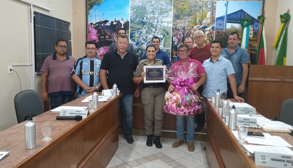 Policiais ganham justa homemagem da Câmara de Araricá por honrosas ações