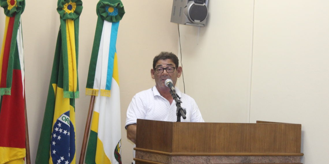 Em uma sessão faz duras críticas e na outra presta homenagem na Câmara de Araricá