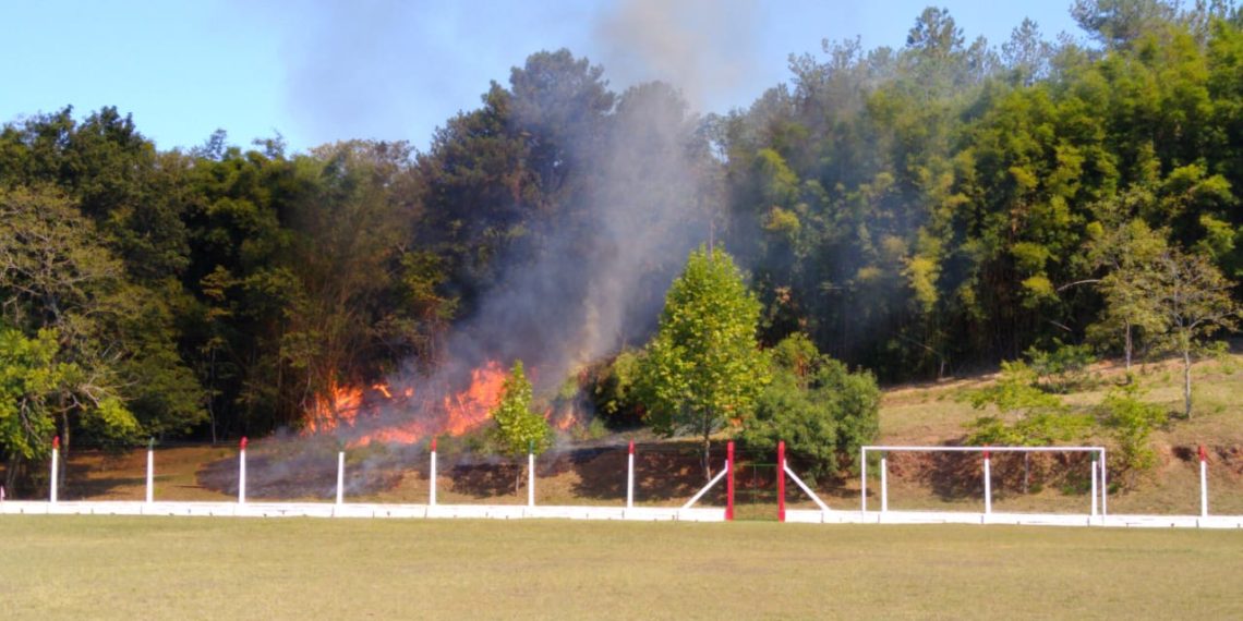 Incêndio próximo do Esporte Clube Oriente atinge vegetação, em Campo Bom
