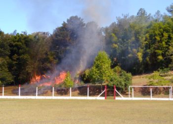 Incêndio próximo do Esporte Clube Oriente atinge vegetação, em Campo Bom