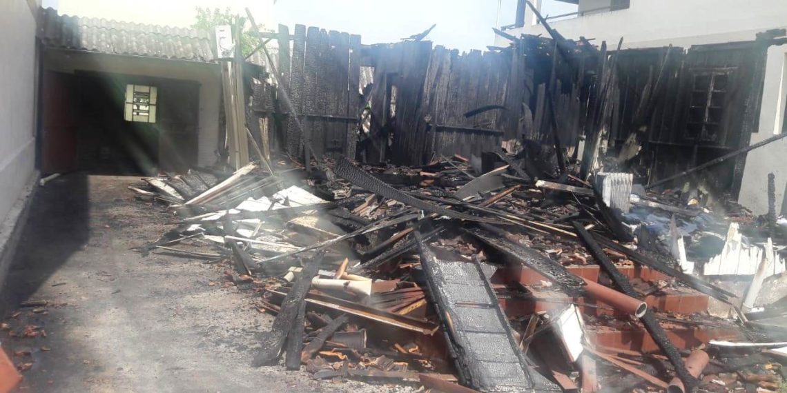 Incêndio destrói casa em Campo Bom