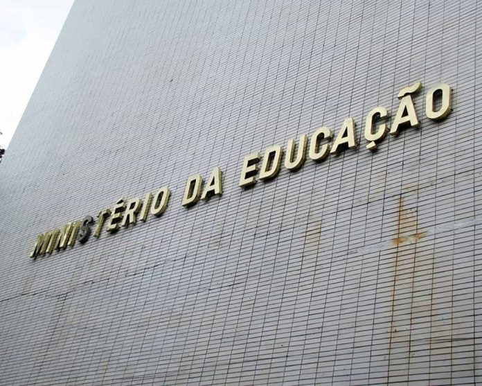 MEC autoriza susbtituição de aulas presenciais por on-line