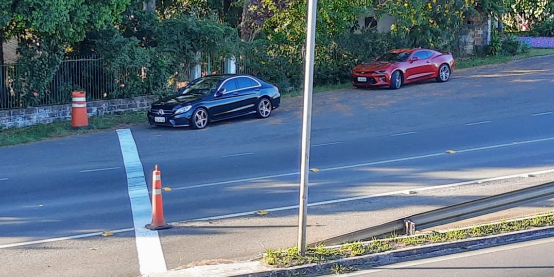 Em Sapiranga, um carro de luxo e outro esportivo são flagrados, na RS-239, praticando pega