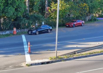 Em Sapiranga, um carro de luxo e outro esportivo são flagrados, na RS-239, praticando pega