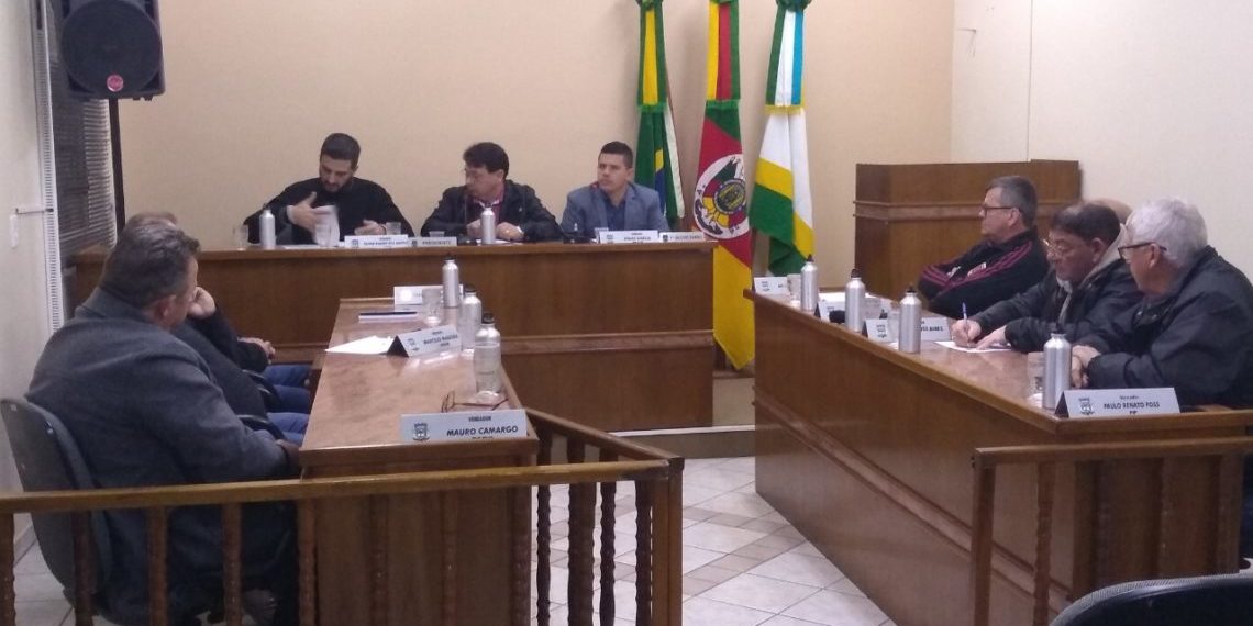 Nos bastidores, política continua movimentada em Araricá