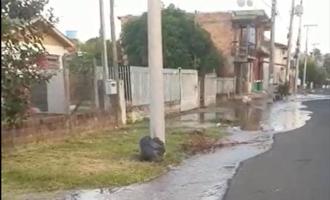 Veja vídeo: Rede de água rompe, desabastece o bairro São Luiz e Corsan atua no conserto