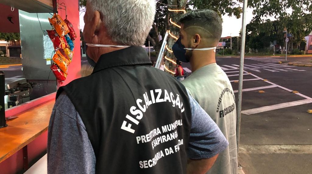 Agentes da Prefeitura de Sapiranga empenhados na fiscalização de estabelecimentos