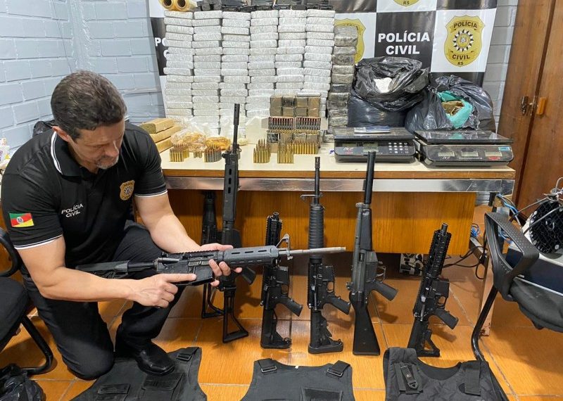 Cinco fuzis e 124 quilos de cocaína estavam escondidos em bairro chique de Campo Bom