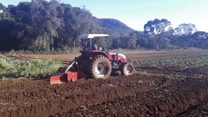 Máquinas da agricultura somente em Araricá