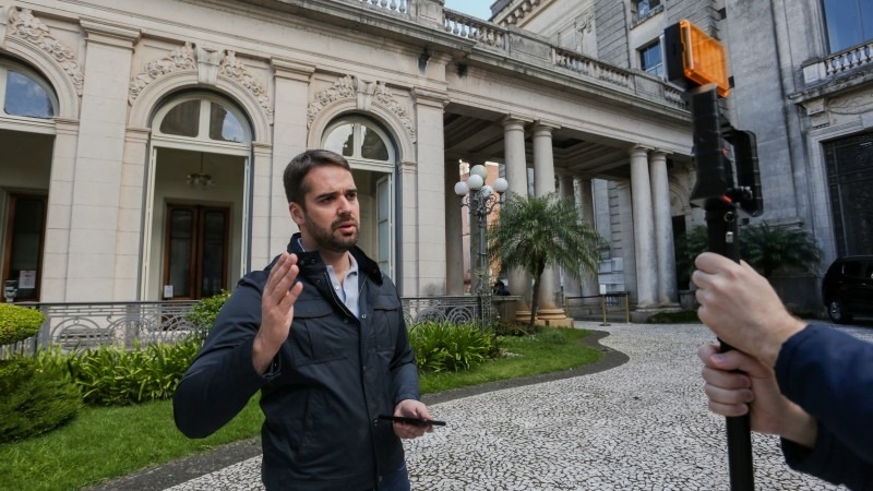 Governador Eduardo Leite reduzirá próprio salário em 30% nos próximos três meses
