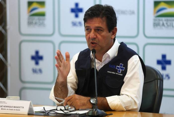 Bolsonaro contraria imprensa nacional e garante Mandetta no cargo