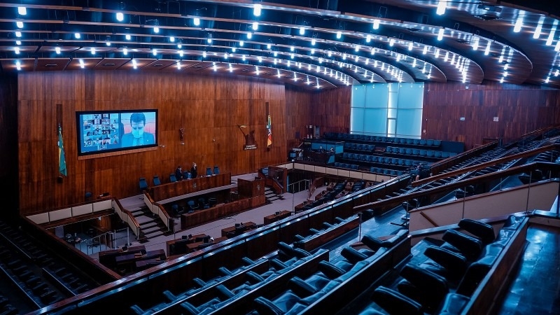 Deputados aprovam projeto que busca priorizar recursos para combate à Covid-19