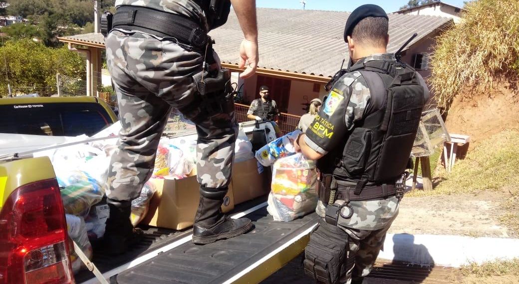 Brigada Militar entrega uma tonelada de alimentos para famílias carentes da região