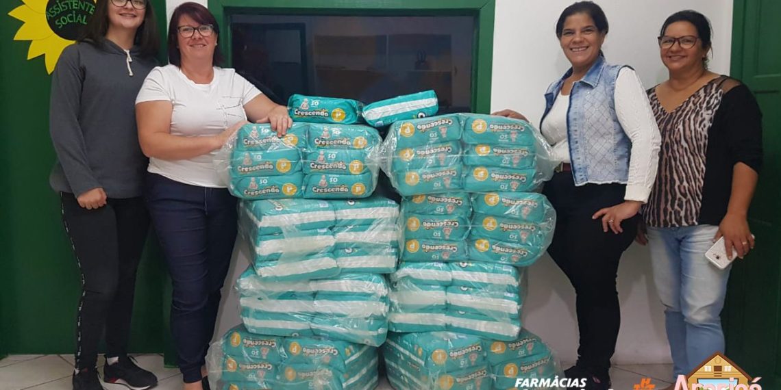 Farmácias Bom Lar doa 50 pacotes de fraldas para Prefeitura de Araricá
