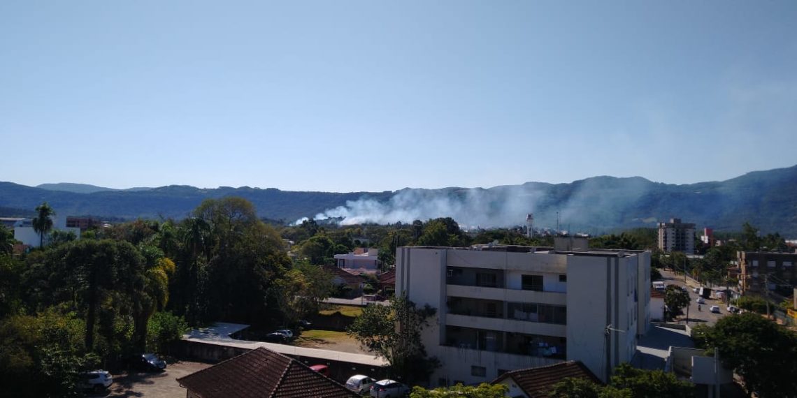 Incêndio em área de difícil acesso dificulta trabalho dos bombeiros em Sapiranga