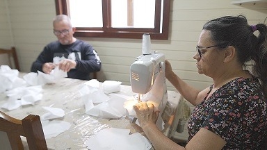 Trabalho voluntário: quase uma centena de costureiras dão forma a máscaras em Campo Bom