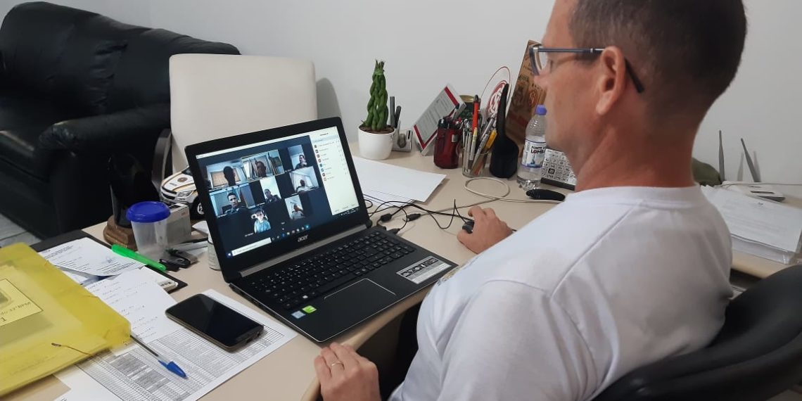 Comandantes da área do 32º BPM recebem instruções por videoconferência