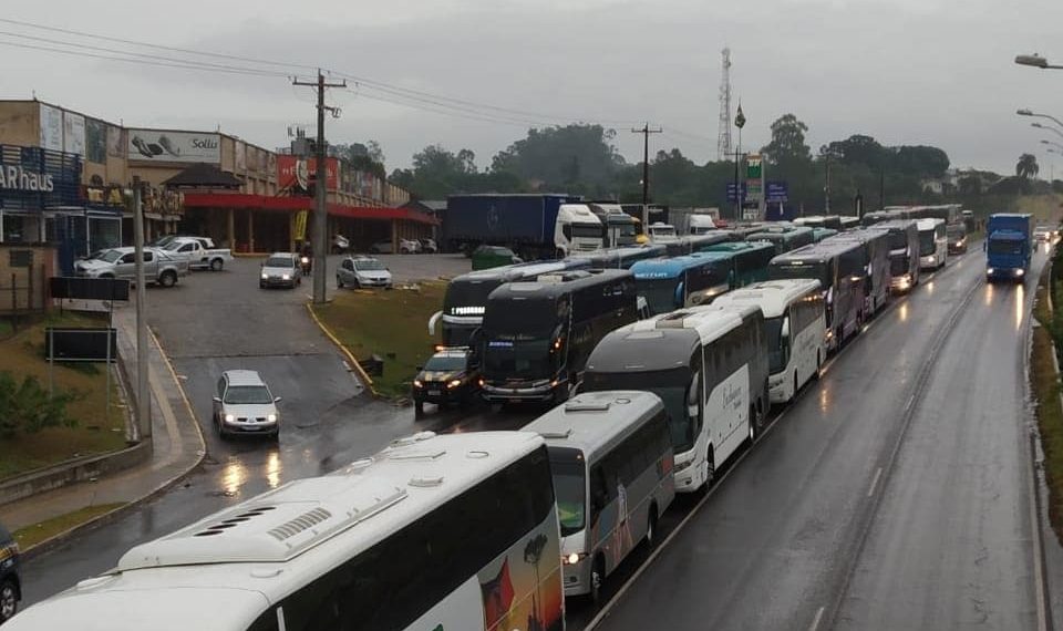 Motoristas dos Vales do Sinos e Paranhana protestam pela prorrogação do pagamento do IPVA