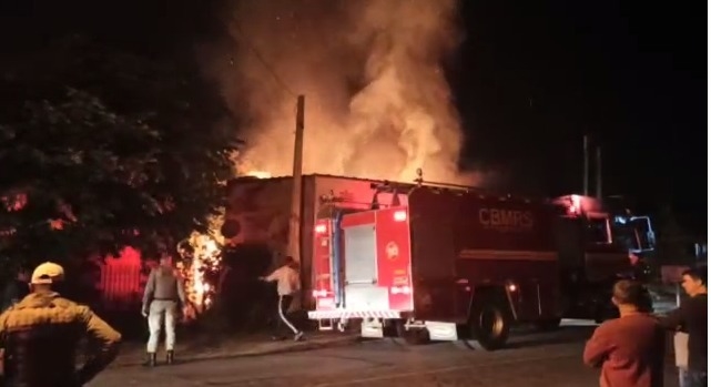 Bombeiros de Sapiranga atendem ocorrência de incêndio na noite de sexta-feira