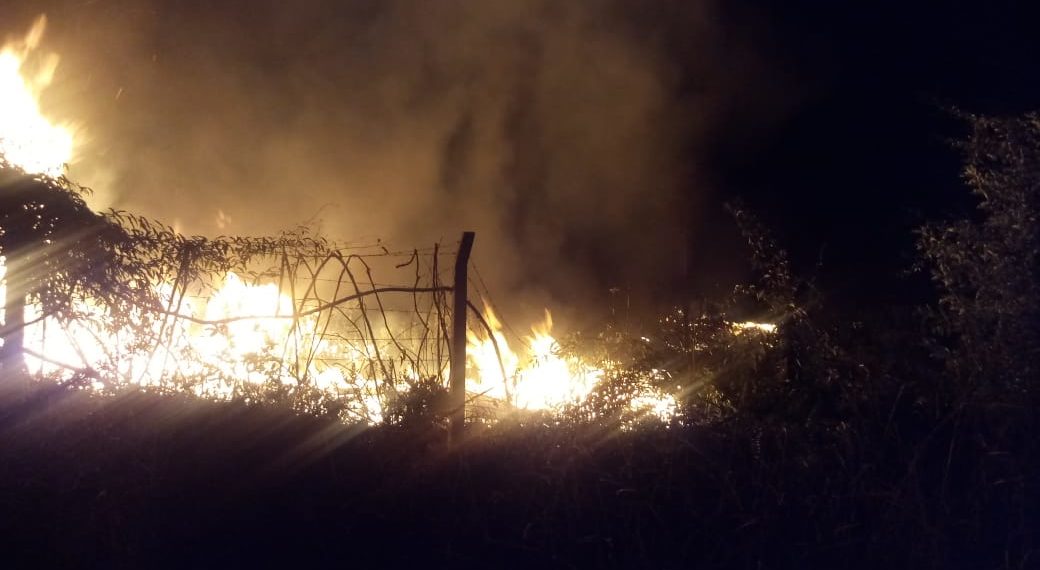 Fogo consome área de vegetação há mais de 10 horas, em Sapiranga