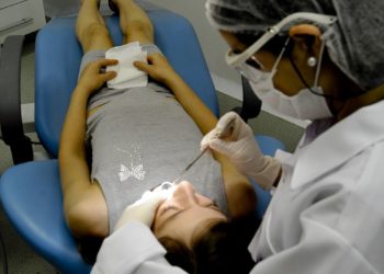 Higiene bucal pode ajudar a prevenir complicações da covid-19